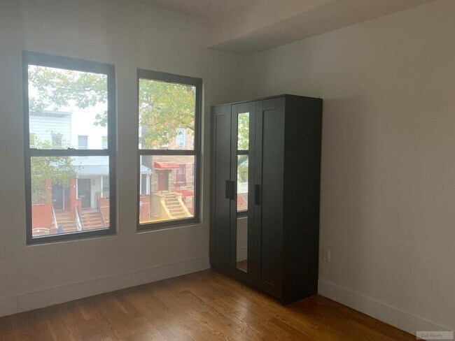 Foto del edificio - 342 E 9th St