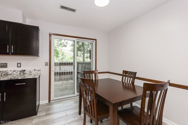 Foto del edificio - 1465 Rydalmount Rd