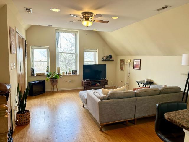 Building Photo - 1 bedroom in CHICAGO IL 60610