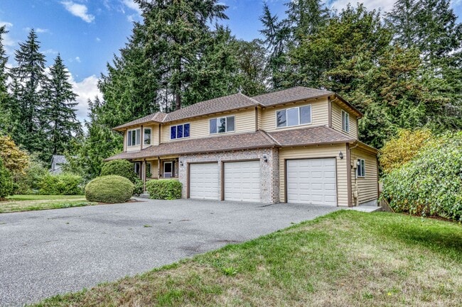 Building Photo - First Two Months Rent FREE - 3 Level, Spac...