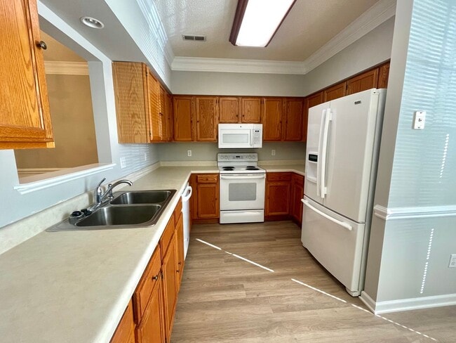 Building Photo - Spacious 2 Bedroom in Great Community!