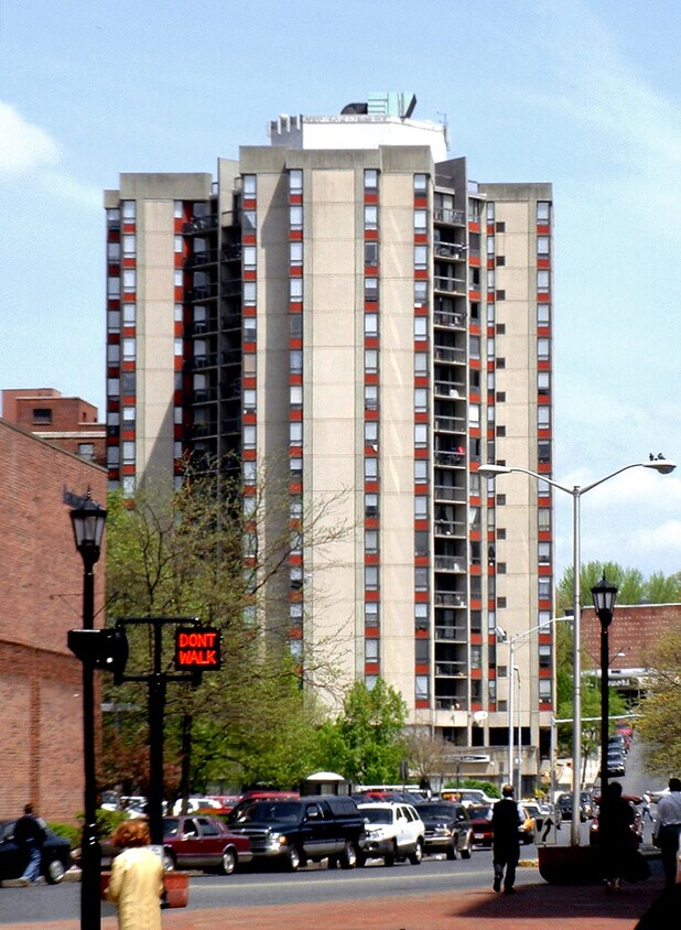 Vista desde el sudoeste a lo largo de Harrison Avenue - 70 Harrison Ave
