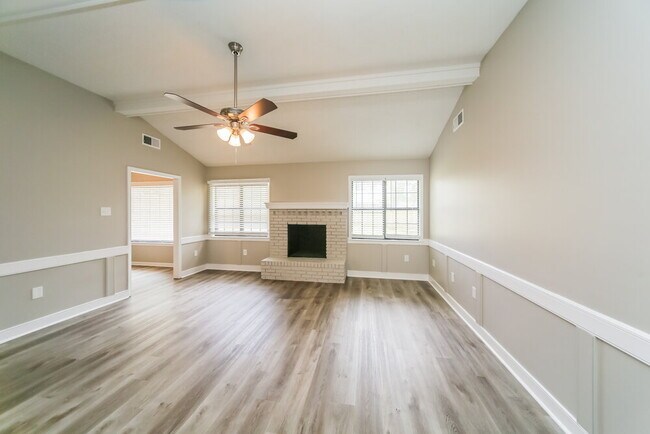 Building Photo - 6621 Lake Valley Dr