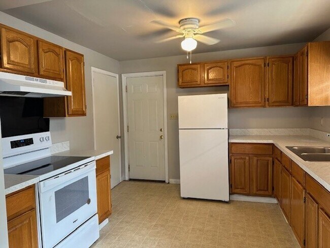 Foto del edificio - Welcome to this single family home with 2-...