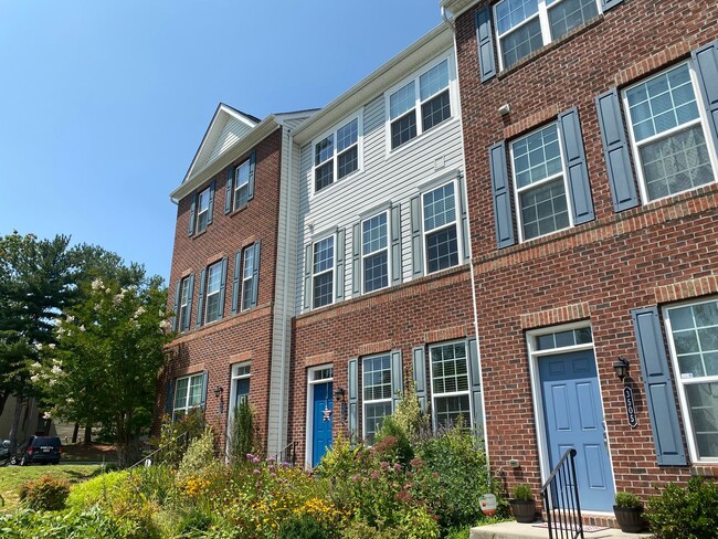 Foto del edificio - Gorgeous 3 Bedroom Townhome in Silver Spring!