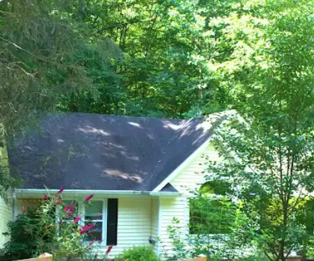 Building Photo - Charming 3 Bedroom 2 bathroom home with la...