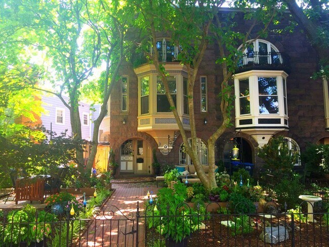 View of the house from the street - 923 N Carolina Ave SE