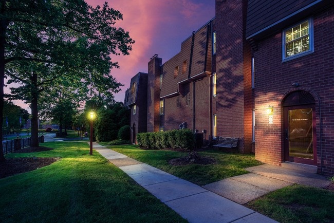 Building Photo - Meadowbrook Apartments