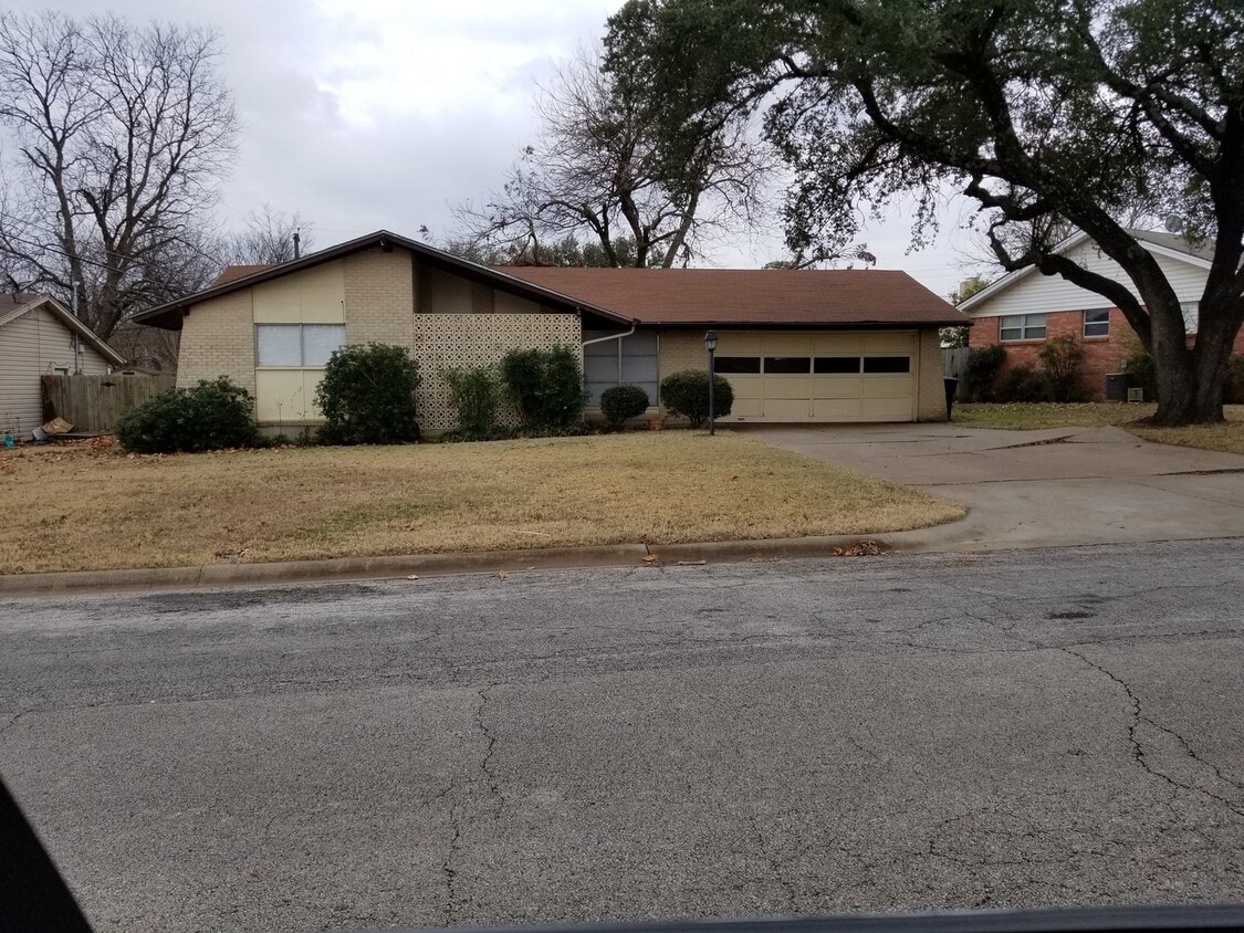 1217 Briarwood Dr, Cleburne, TX 76033 House Rental in Cleburne, TX