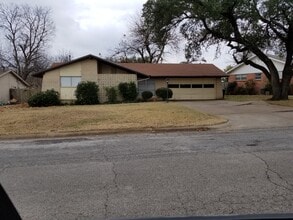 Building Photo - 1217 Briarwood Dr