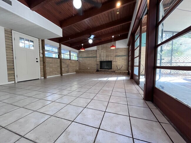 Foto del edificio - 3812 SW 15th St