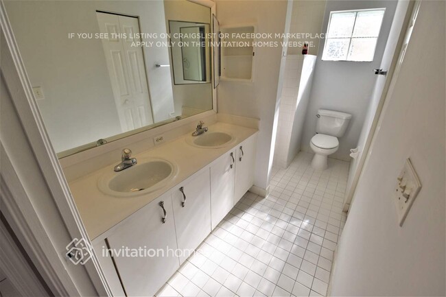 Foto del edificio - 18351 NW 8th St