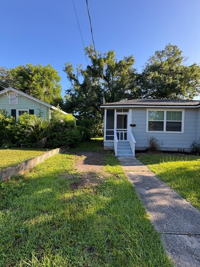 Building Photo - 3/1 Single family home : Available now!
