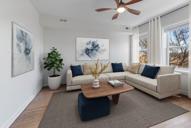 Foto del edificio - Stunning Rehabbed 2 Bed 2Bath in the Lincoln Square area