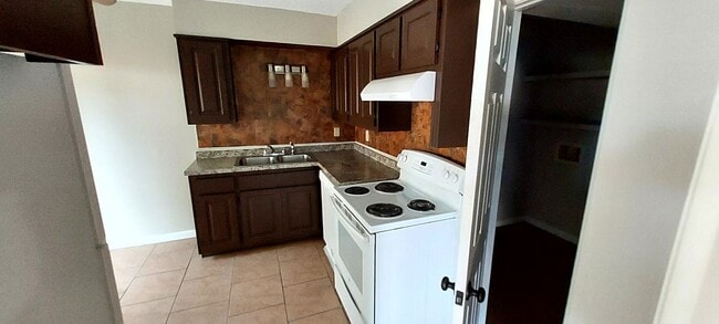 Building Photo - Charming 2-Bedroom Townhouse in Prime Loca...