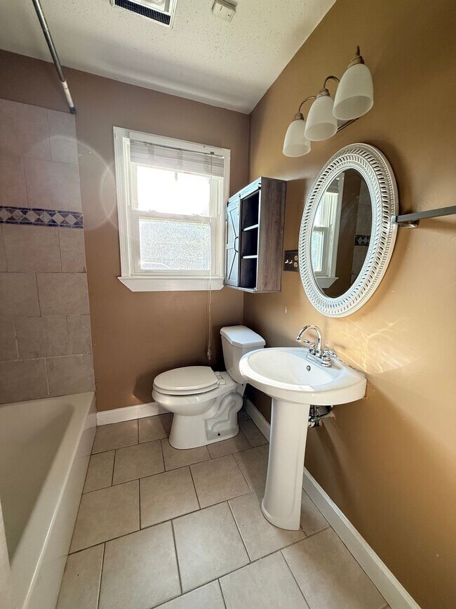 Foto del edificio - 4 Bed / 2 Bath Spacious Home – Perfect for Families or Roommates