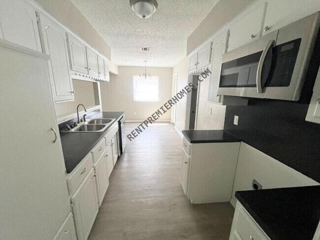 Foto del edificio - 3104 Simmons Dr