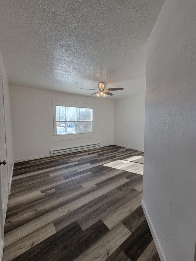 Foto del edificio - Newly Updated Modern 3 Bedroom, 1 Bathroom Apartment for Rent in Shelley with Garage! By Real Pro...