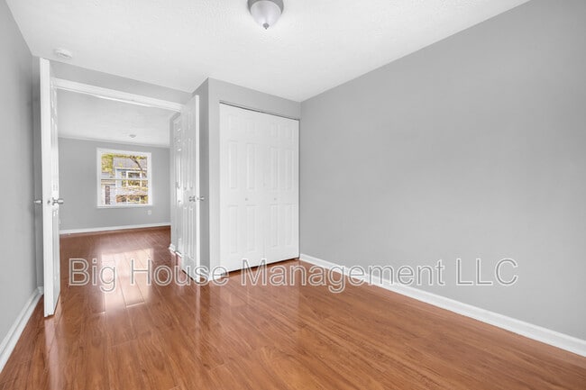 Foto del edificio - 7003 Rock Creek Dr