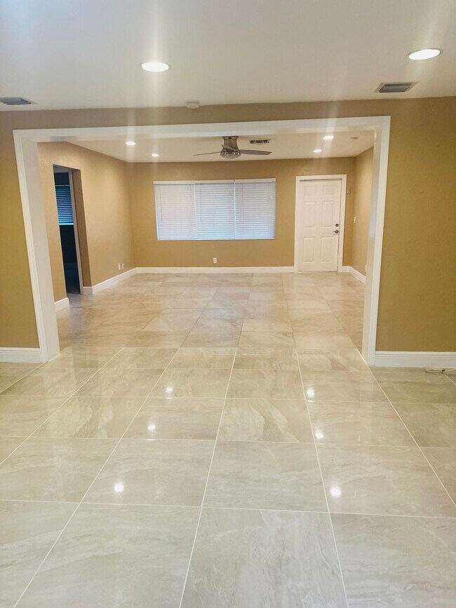Foto del edificio - 1083 SW 25th Pl