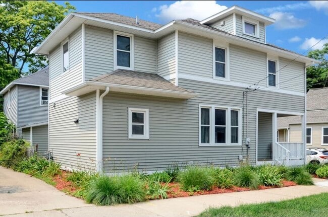 Foto del edificio - 916 Zeeland Ct NE