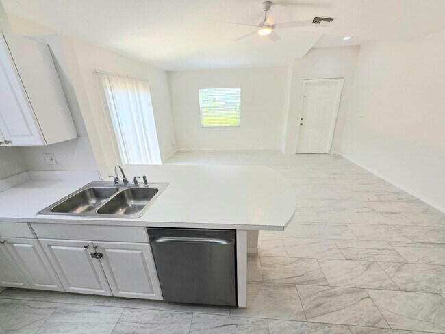 Building Photo - 569 E Ridge Cir N