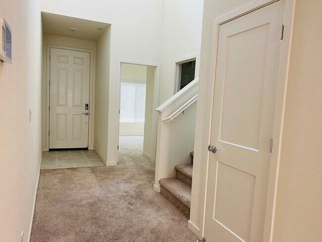 Building Photo - Beautiful 4 bedroom 3 bathroom home in a n...
