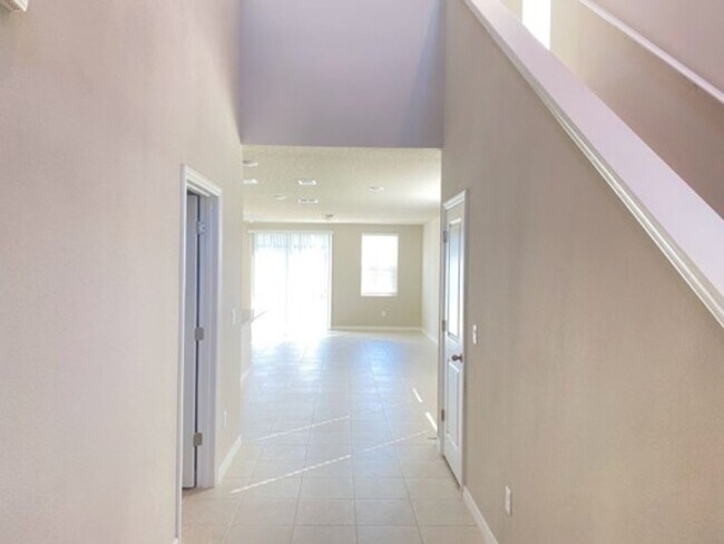 Foto del edificio - Beautiful Brand New 4 bedroom, 2 1/2 bath ...