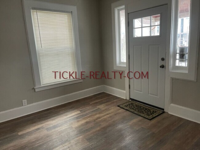 Building Photo - 4 Bedroom House - 2 Full Baths - 1st Floor...