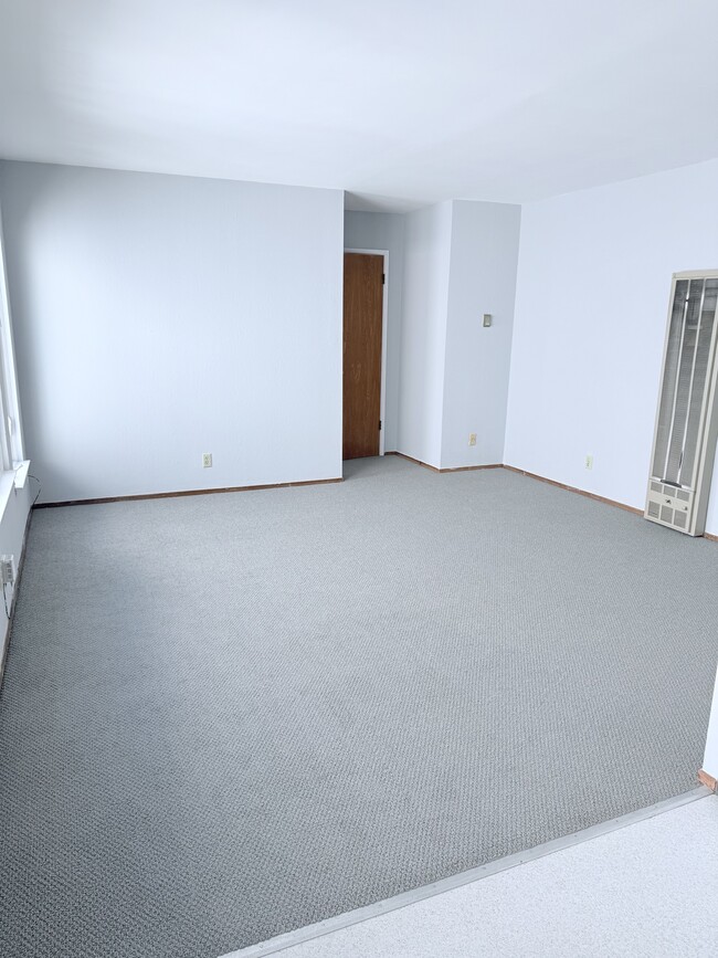 Building Photo - 359 Clipper St