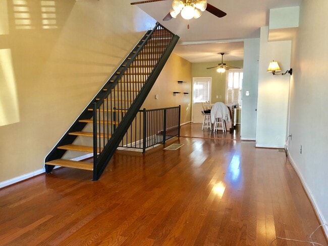 Building Photo - Charming 2 Bedroom/1Bathroom Townhome in C...