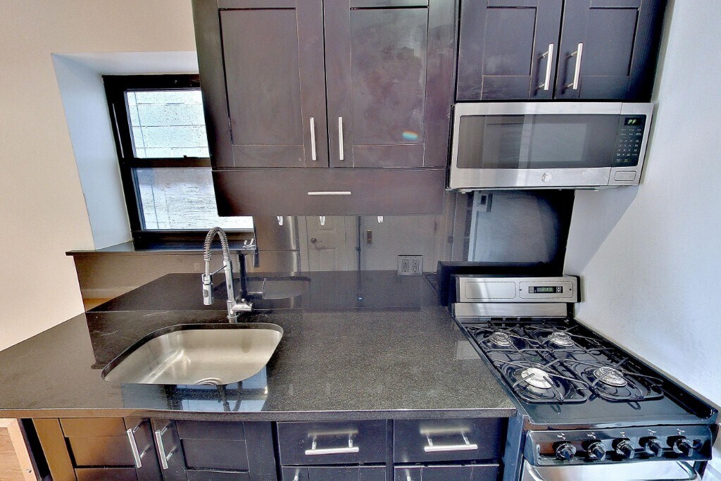 Primary Photo - 325 E 5th St