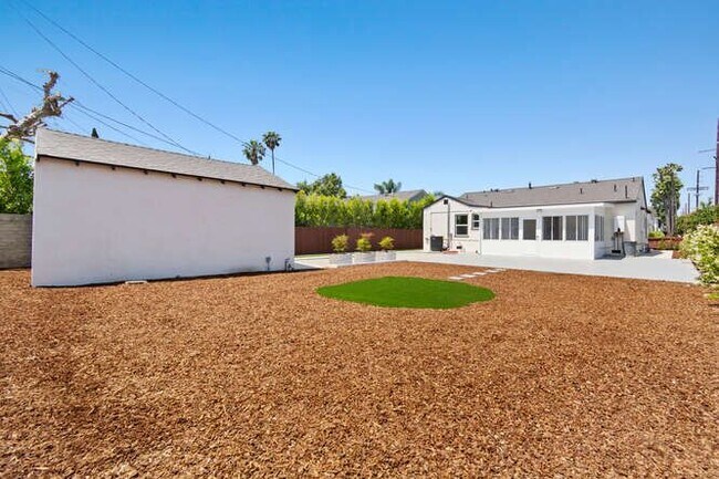 Foto del edificio - 5554 Radford Ave