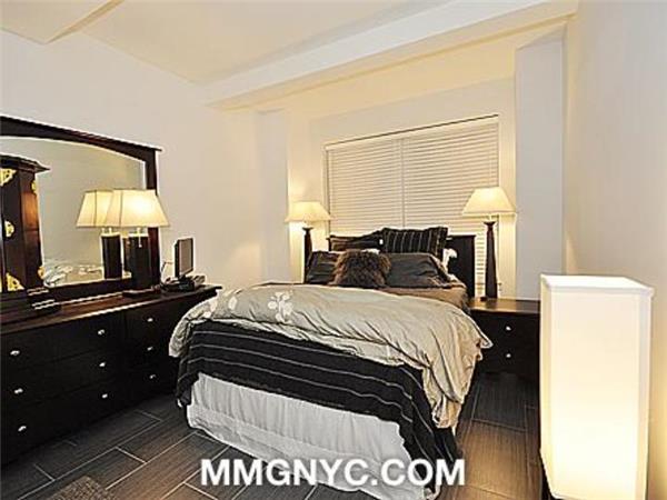 Building Photo - 150 W 51st St