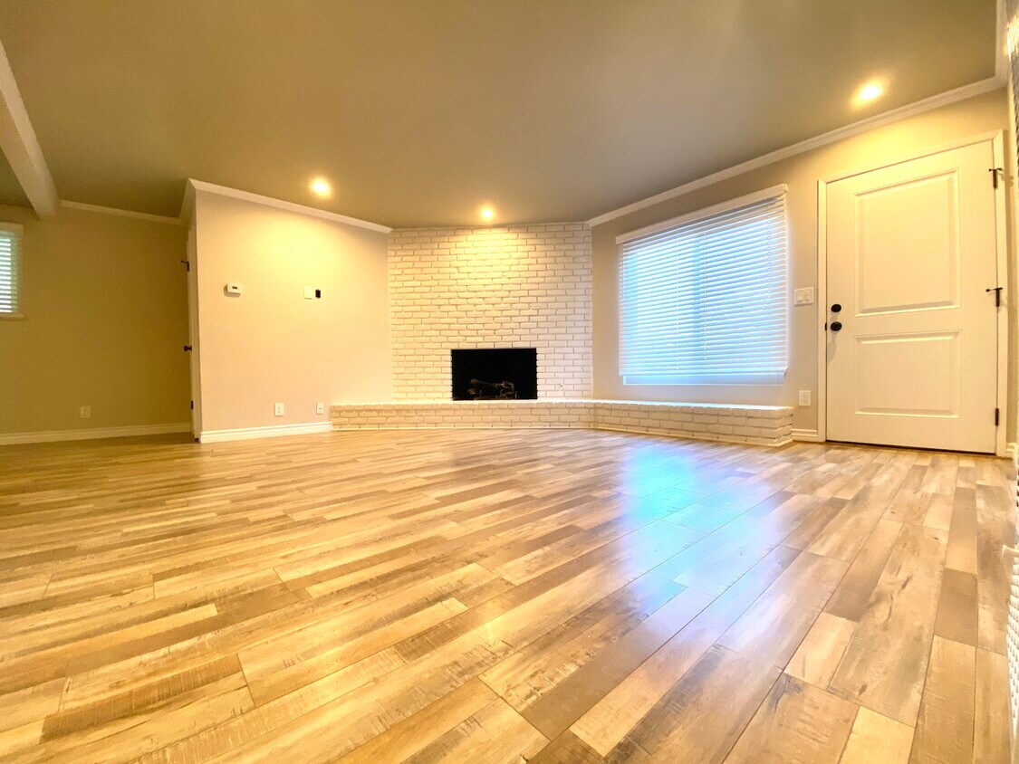 Living Room - 446 Irvine Ave