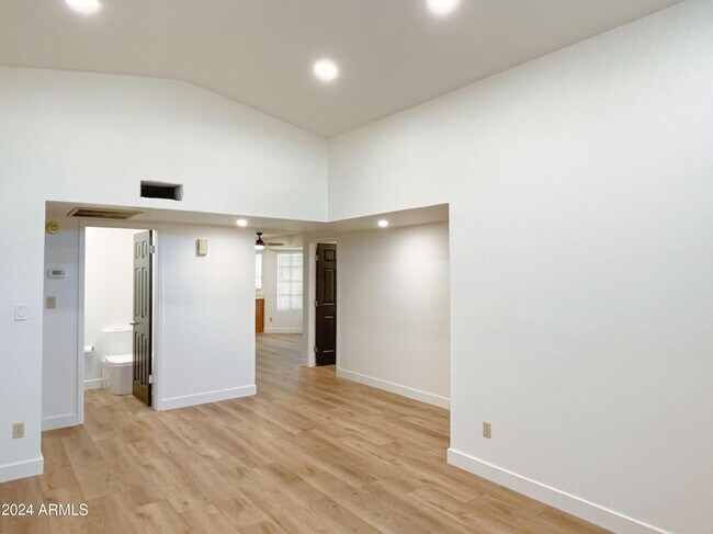 Foto del edificio - 6816 E Kings Ave