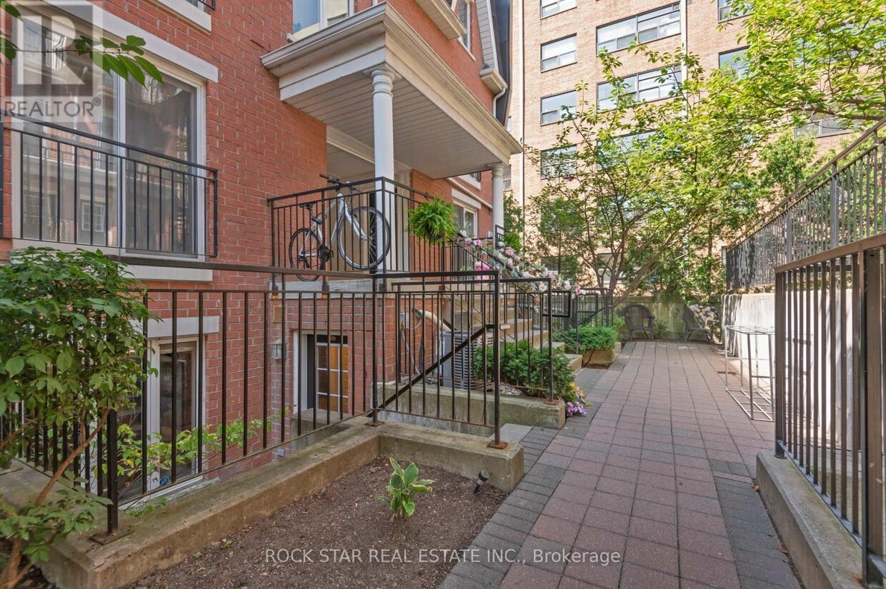 Primary Photo - 26-1526 Laidlaw St