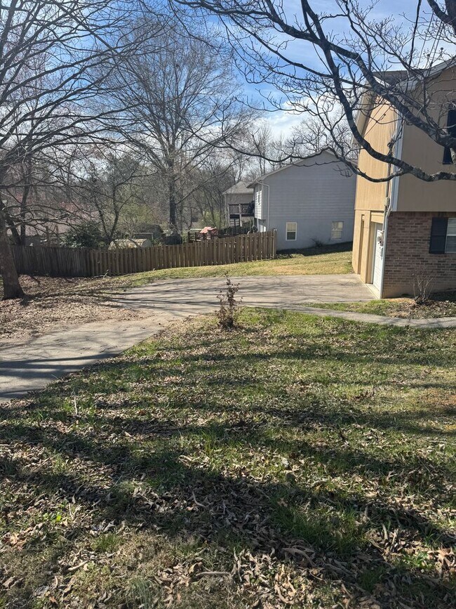 Building Photo - 3 bed, 1.5 bath, 1 car garage split foyer ...