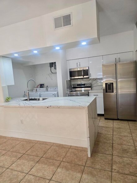 Foto del edificio - 18338 NW 68th Ave