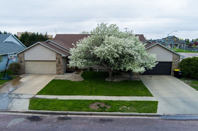 Building Photo - 3 Bed 2 Bath Twin Home For Rent!