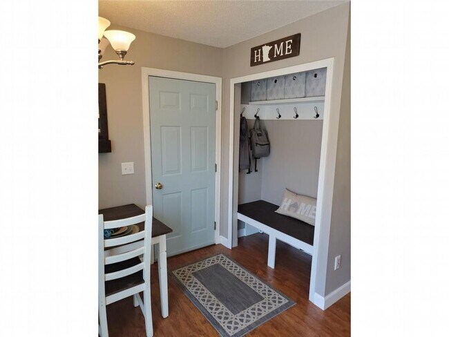 Building Photo - Charming 2 bedroom townhouse in ideal loca...