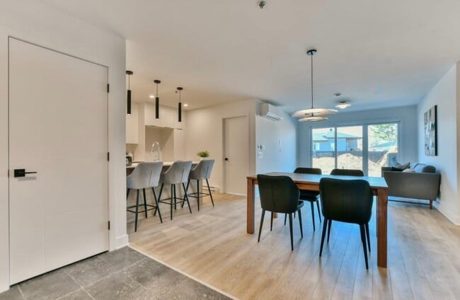 Building Photo - 3045 Ch D'oka