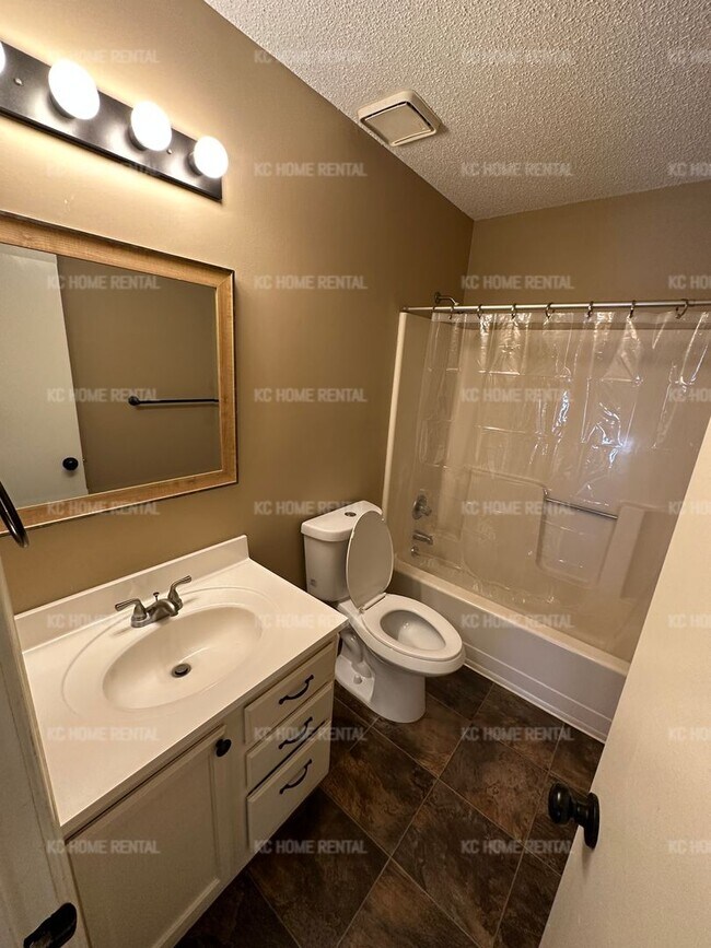 Building Photo - Updated 4 bed 2 bath in Liberty!