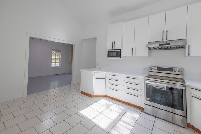 Foto del edificio - Charming 3-bedroom, 2-bathroom home locate...
