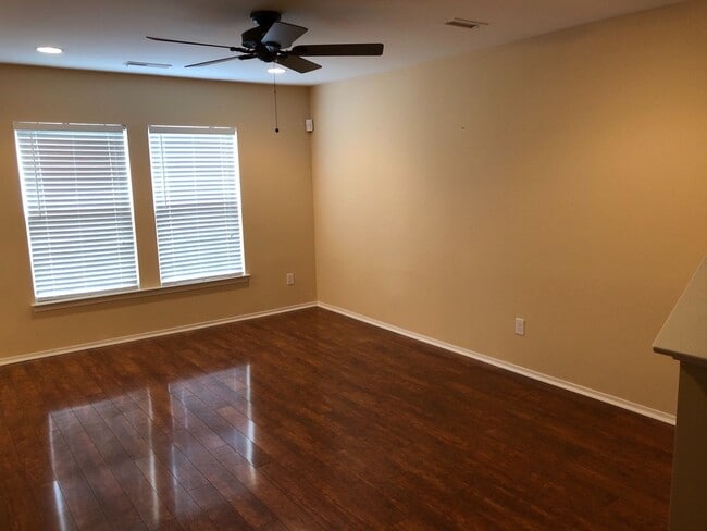 Building Photo - Move in Ready Town House in Charleston Park!