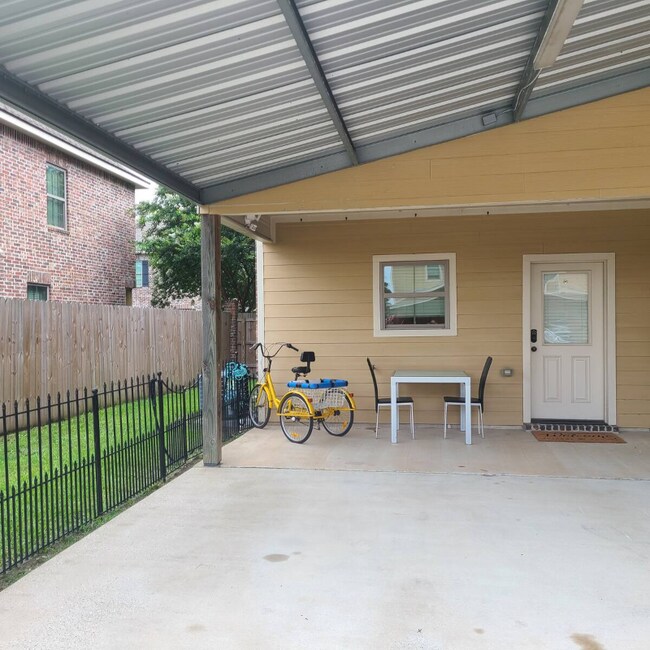 Building Photo - 5017 S Prien Lake Rd