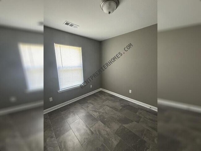 Foto del edificio - 8117 Orchard Dr