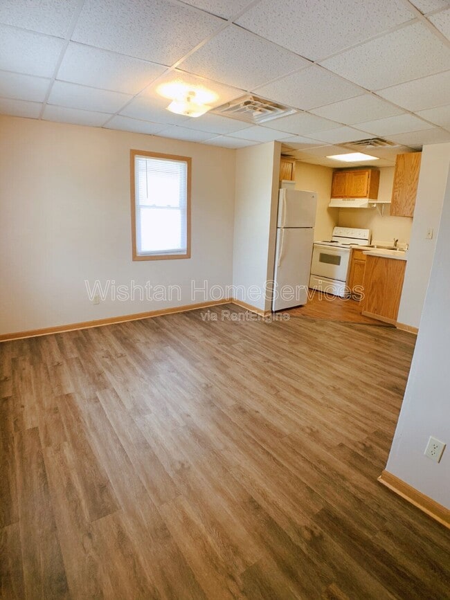Building Photo - 308 W Adams Rd