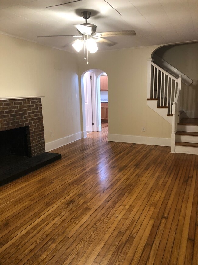 living room - 130 Kenwood Ave