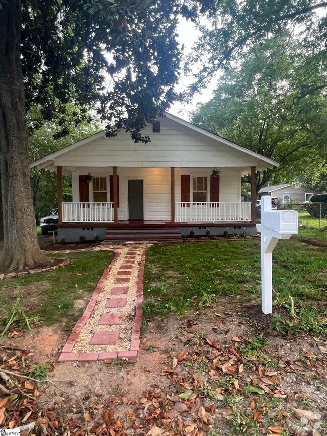Building Photo - 779 Saxon Ave